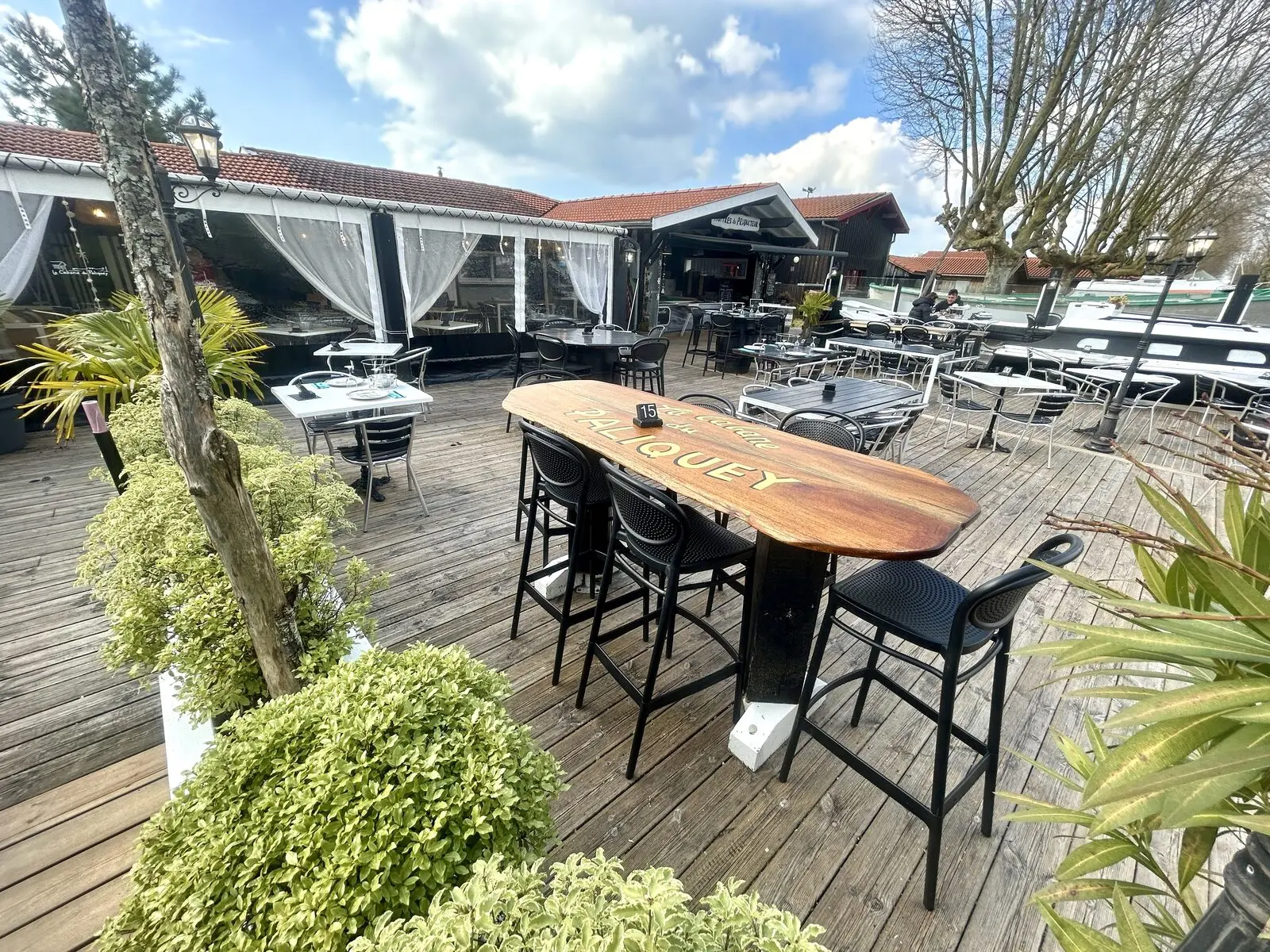 La terrasse de La Cabane du Paliquey au bord de l'eau