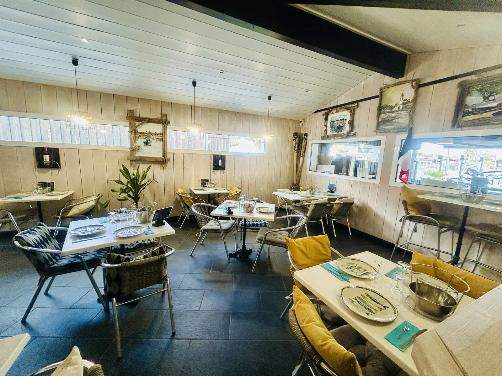 Salle intérieure de La Cabane du Paliquey, tables dressées pour la dégustation