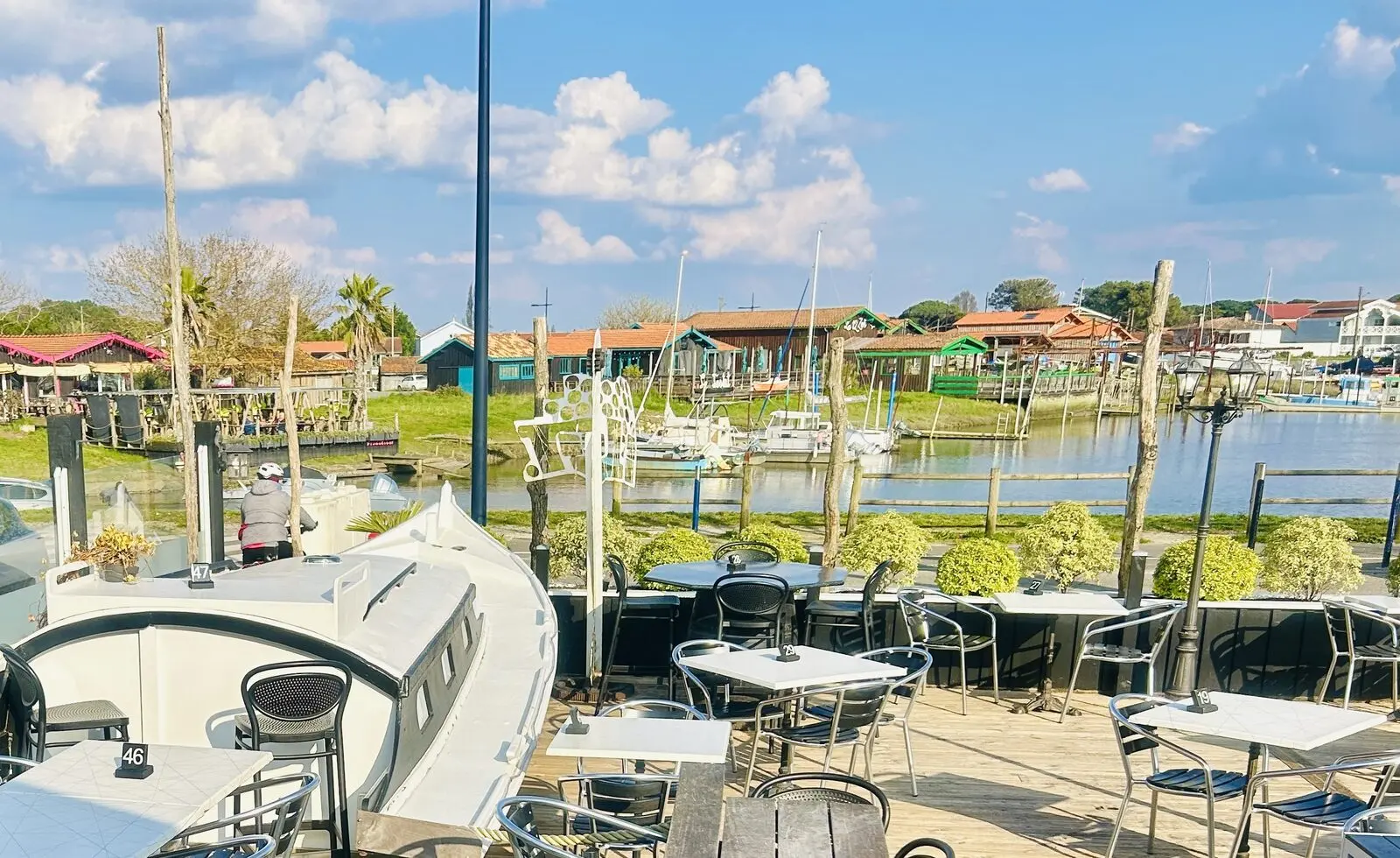 Vue sur la terrasse et le port de La Teste-de-Buch depuis La Cabane du Paliquey