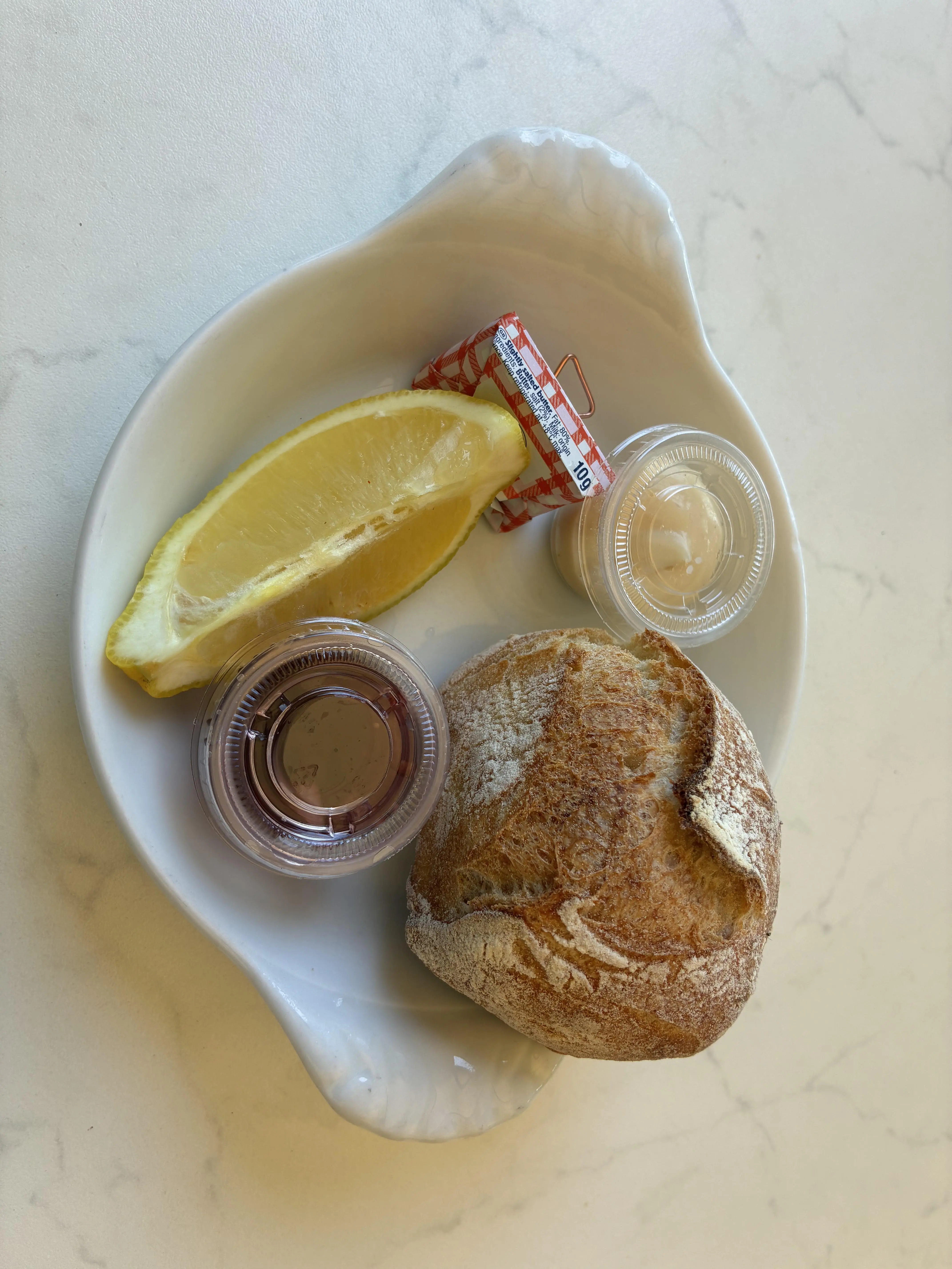 Accompagnements : pain, beurre, citron, mayonnaise