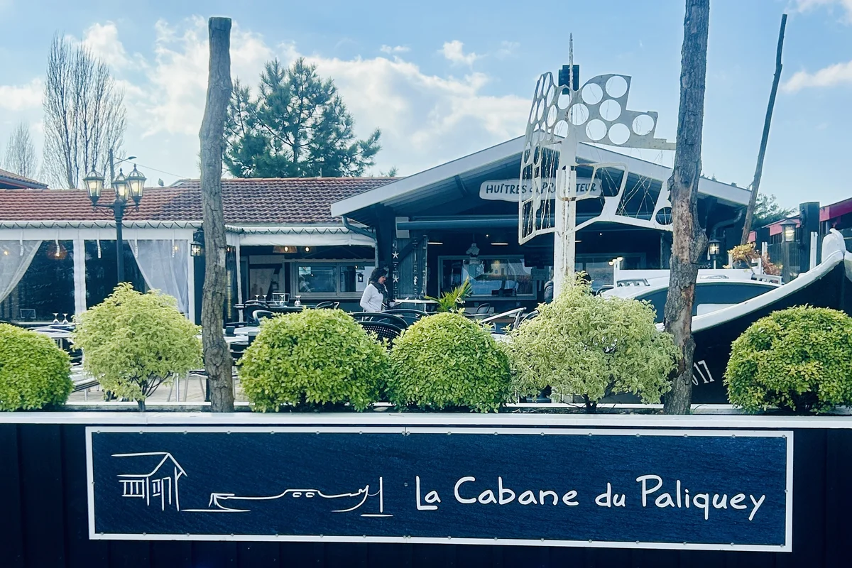 Family-run oyster hut offering tasting and sales in La Teste-de-Buch